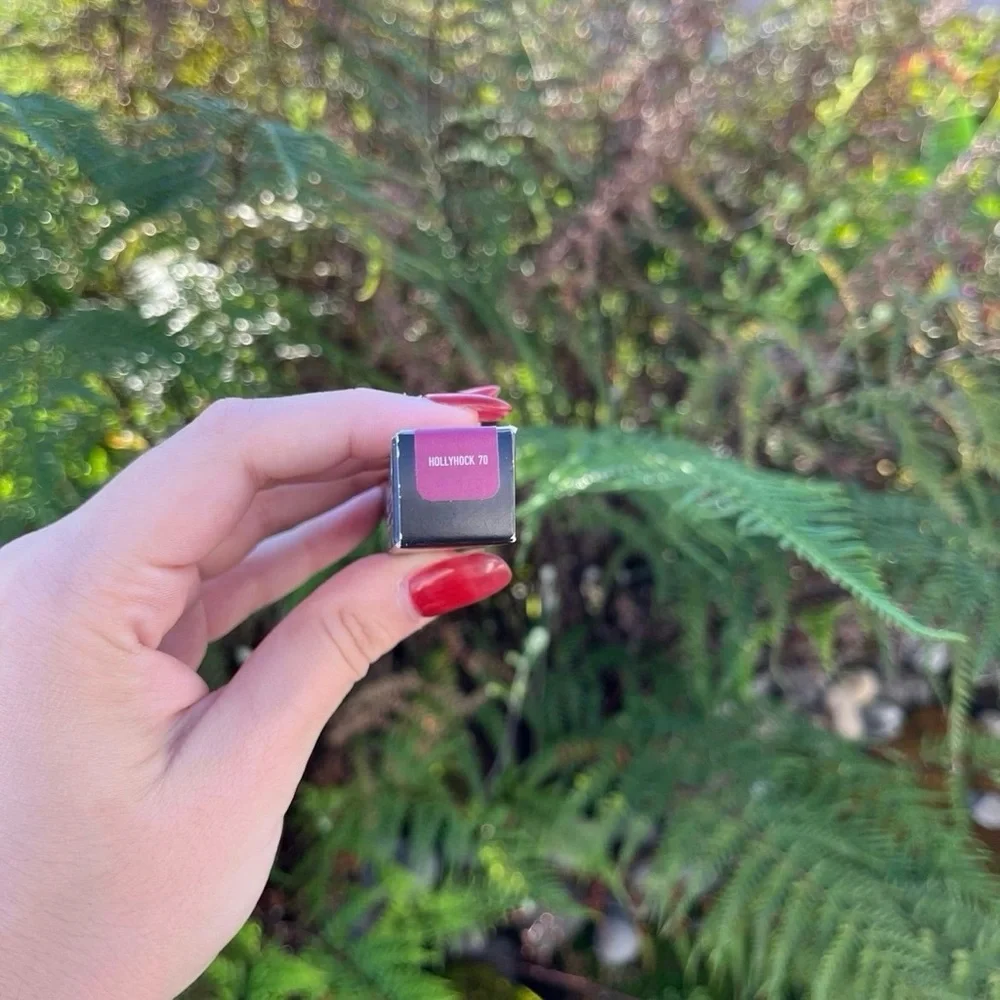 BNIB KVD Beauty • Hollyhock 70